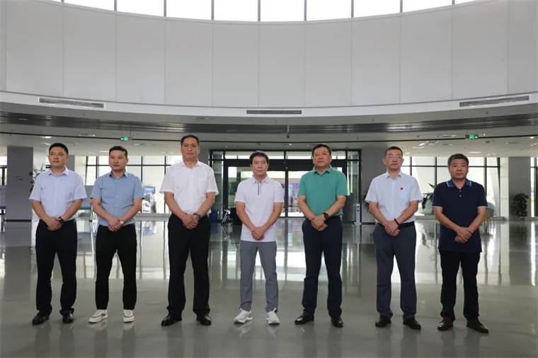 BB贝博艾弗森陪同舒华体育来滨考察体育产业发展情况